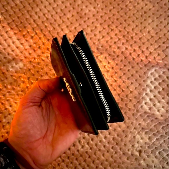 Shiny Black - Picture 2 of 3